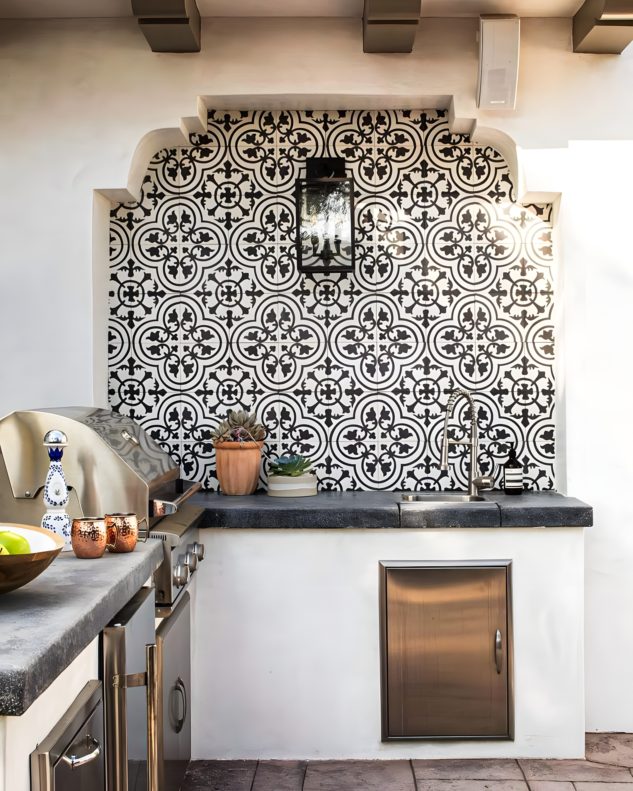 Mediterranean-Inspired Outdoor Kitchen with Patterned Tile Accents | Material Depot